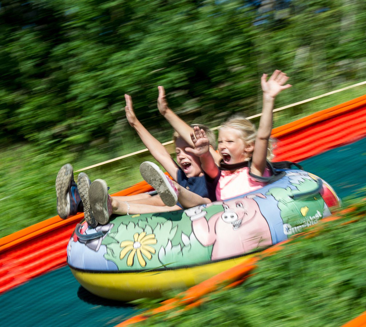 Barn i akebakken på Foldvik Familiepark