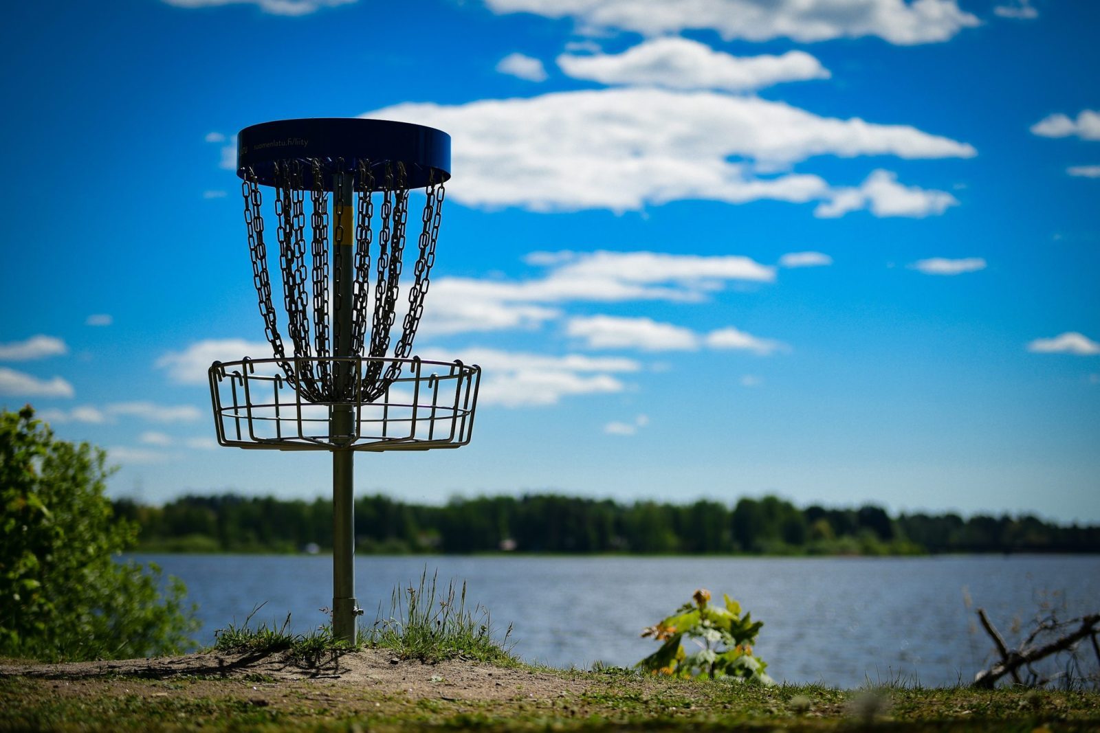 Frisbeegolfkurv mot sjø og himmel