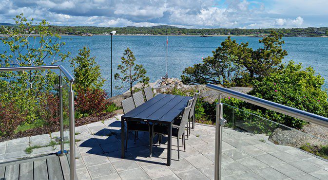 Terrasse og fjordutsikt fra hytte 5