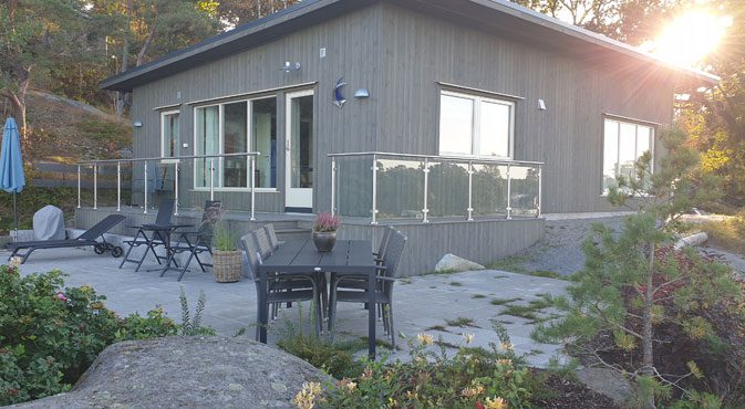 Hytte med terrasse og sjøutsikt