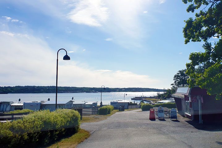 Sommerhandelen med utsikt mot sjøen